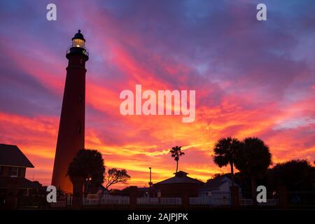 Die Ponce de Leon Inlet Licht, ein Leuchtturm und Museum in der Nähe von Daytona Beach in Florida befindet, leuchtet bei einem Sonnenaufgang. Bei 175 Metern Stockfoto