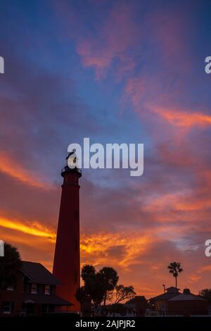 Die Ponce de Leon Inlet Licht, ein Leuchtturm und Museum in der Nähe von Daytona Beach in Florida befindet, leuchtet bei einem Sonnenaufgang. Bei 175 Metern Stockfoto