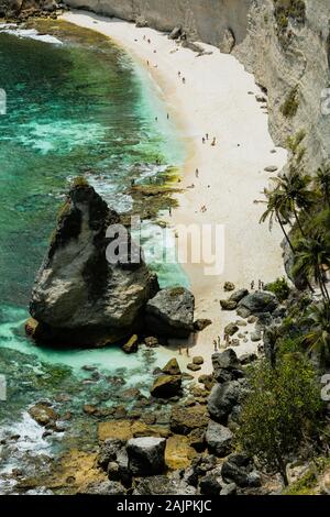 BALI, Indonesien - Dezember 19, 2019: Weißer Sandstrand mit türkisfarbenem Wasser, Nusa Penida Stockfoto