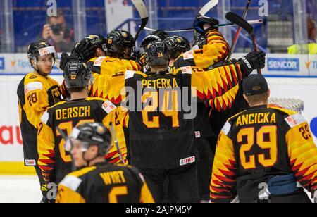 Ostrava, Tschechische Republik. 05 Jan, 2020. Hockey Spieler Deutschlands U20 feiert einen Sieg nach der 2020 IIHF World Junior Eishockey Meisterschaften 3 Spiel für die Relegation: Deutschland vs Kasachstan in Ostrava, Tschechische Republik, am 5. Januar 2020. Quelle: Wladimir Prycek/CTK Photo/Alamy leben Nachrichten Stockfoto