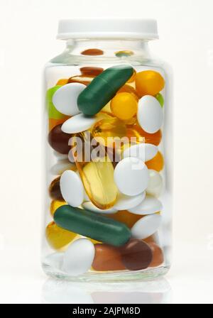 Glas Flasche voll von bunten Pillen, Tabletten, Vitamine, Drogen, Omega 3 Fischöl, Gel, Kapseln, Arznei- und Nahrungsergänzungsmittel für das Gesundheitswesen. Pharmace Stockfoto
