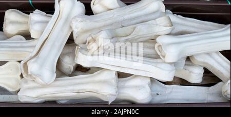 Knochen von weißer Farbe. Für Hunde vergeben. Nahrhaft. In pet store fotografiert. Stockfoto