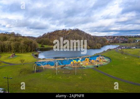 Luftaufnahme des Hanley Forest Park, Central Forest Park, Hanley Park, großer Park und Waldgebiet in Stoke on Trent Staffordshire, Angelsee Stockfoto