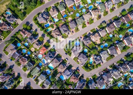 Blick von oben auf die Familie Häuser im typischen Wohngegend in Montreal, Quebec, Kanada. Stockfoto