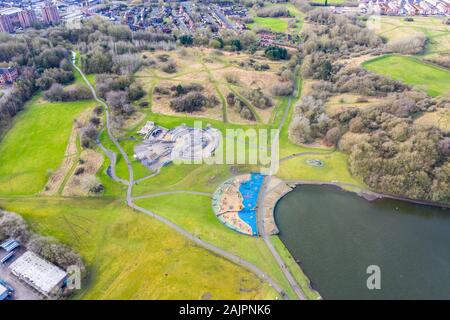 Luftaufnahme des Hanley Forest Park, Central Forest Park, Hanley Park, großer Park und Waldgebiet in Stoke on Trent Staffordshire, Angelsee Stockfoto