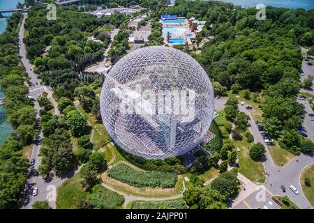 Luftaufnahme der Montreal Biosphäre Umwelt Museum im Parc Jean-Drapeau in Montreal, Quebec, Kanada. Stockfoto