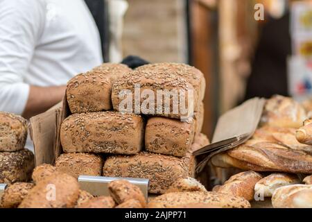 Sauerteigbrot, Vollkornmehl. In einem schönen Stapel angeordnet. In Weidenkörbe Stockfoto