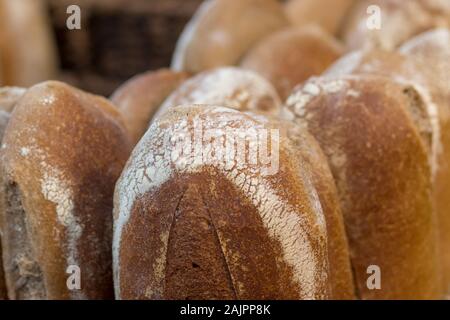 Sauerteigbrot, Vollkornmehl. In einem schönen Stapel angeordnet. In Weidenkörbe Stockfoto