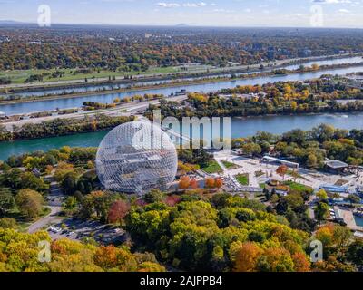 Luftaufnahme von Montreal, Quebec, Kanada, mit Bäumen und wechselt die Farbe im Herbst Saison. Stockfoto