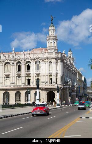 Grand Theatre von Havanna mit alten Classic Car, Altstadt, UNESCO-Weltkulturerbe, Havanna, Kuba Stockfoto