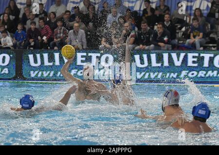 Cuneo, Italien. 3 Jan, 2020. Francesco von fulvio (Italia) difesa Grecia Konstantinos genidounias (2) Ioannis fountoulis (5) Während der Internationalen viereckigen - Italien vs Griechenland, Wasserball italienische Nationalmannschaft in Cuneo, Italien, 03 Januar 2020 - LPS/Tonello Abozzi Credit: Tonello Abozzi/LPS/ZUMA Draht/Alamy leben Nachrichten Stockfoto