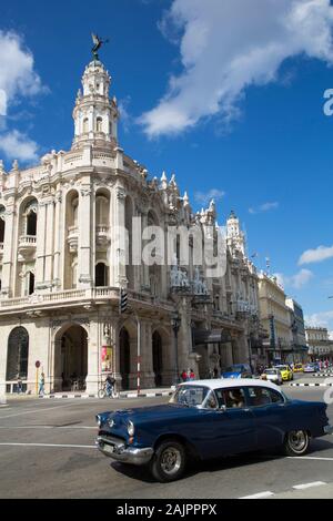 Grand Theatre von Havanna mit alten Classic Car, Altstadt, UNESCO-Weltkulturerbe, Havanna, Kuba Stockfoto