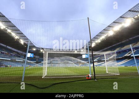 Manchester, Großbritannien. 4. Januar, 2020. Eine allgemeine Ansicht innerhalb der Etihad Stadium, die Heimat von Manchester City FC von hinter dem Tor. Stockfoto