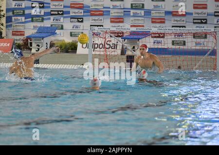 Cuneo, Italien. 3 Jan, 2020. 5 Ioannis fountoulis (Griechenland) Tira rigore, parata 1 Marco von Lungo (Italia) beim Internationalen viereckigen - Italien vs Griechenland, Wasserball italienische Nationalmannschaft in Cuneo, Italien, 03 Januar 2020 - LPS/Tonello Abozzi Credit: Tonello Abozzi/LPS/ZUMA Draht/Alamy leben Nachrichten Stockfoto