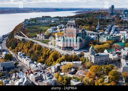 Luftaufnahme der Burg Frontenac in der Altstadt von Quebec City während der Herbstsaison, Quebec, Kanada. Stockfoto