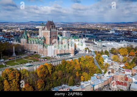 Luftaufnahme der Burg Frontenac in der Altstadt von Quebec City während der Herbstsaison, Quebec, Kanada. Stockfoto