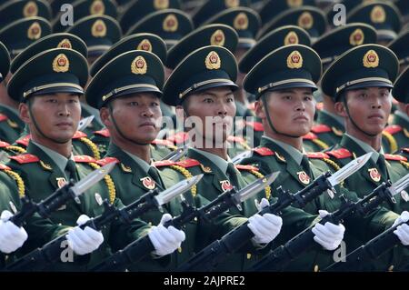 (200105) - Peking, Januar 5, 2020 (Xinhua) - die Bildung von Bewaffneten Chinesen die Polizei nimmt teil an einer Militärparade zur Feier des 70. Jahrestages der Gründung der Volksrepublik China in Peking, der Hauptstadt von China, Oktober 1, 2019. (Xinhua / Liu Dawei) Stockfoto