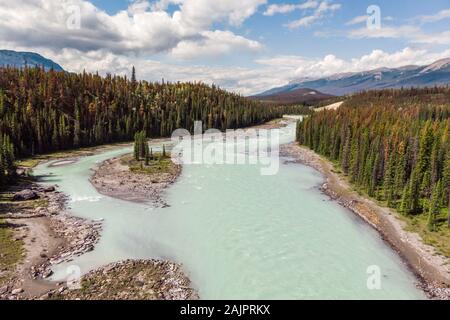 Luftaufnahme des Bow River im Sommer im Banff National Park, Alberta, Kanada. Stockfoto