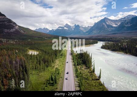 Luftaufnahme des berühmten Icefield Parkway Straße zwischen Banff und Jasper Nationalparks in Alberta, Kanada. Stockfoto