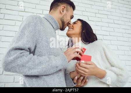 Der Kerl macht einen Heiratsantrag zu dem Mädchen. Stockfoto
