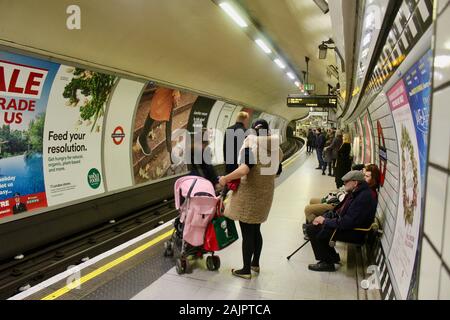 Leicester Square Northern Line tube London mit Fluggästen, die auf der U-Bahn Stockfoto