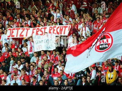 Mungersdorfer Stadion Köln Deutschland 23.9.2000, Fußball: Bundesliga, 1. FC Koeln (CGN, Weiß) vs FC Bayern München (FCB, Rot) 1:2; Fans des FC Koeln stehen zu Ihrer Team Manager Ewald Lienen Stockfoto