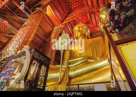 Der große Buddha Statue namens Luang Pho Tho in Wat Phananchoeng Worawihan, Ayuthaya, Thailand. Stockfoto