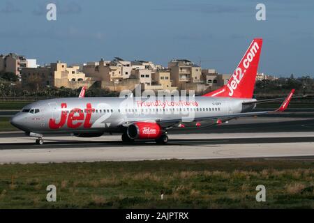 Boeing 737-800 Passagierflugzeug der britischen Billigfluggesellschaft Jet2 auf der Landebahn beim Start von Malta. Günstige Flüge. Stockfoto