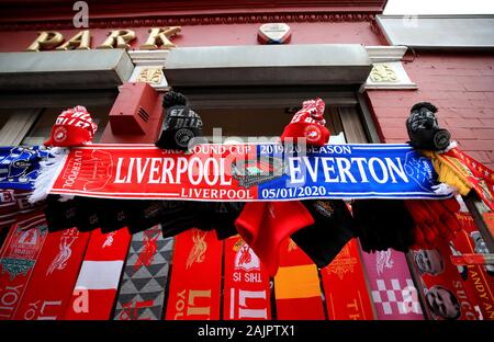 Schals auf Verkauf vor der FA Cup in die dritte Runde in Liverpool, Liverpool. Stockfoto