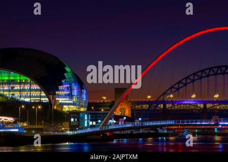 Newcastle und Gateshead Quayside bei Nacht Stockfoto