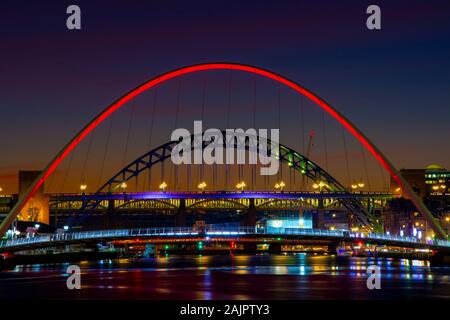 Newcastle und Gateshead Quayside bei Nacht Stockfoto