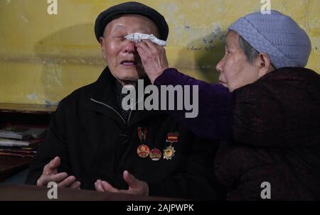 (200105) - Peking, Januar 5, 2020 (Xinhua) - Krieg hero Zhang Fuqing bricht in Tränen aus, wenn Er erinnert an die Opfer, die seine Mitstreiter in seinem Haus in Laifeng Grafschaft, Chinas Provinz Hubei, 31. März 2019. Zhang diente als Soldat mit dem Nordwesten Feld Armee, eine der wichtigsten Kräfte der Chinese People's Liberation Army während des Befreiungskrieges. Er wurde zweimal den Ehrentitel "Combat Hero ausgezeichnet." Der 95-jährige Veteran wurde einer der acht Preisträger der Medaille der Republik im Jahr 2019. (Xinhua / Cheng Min.) Stockfoto