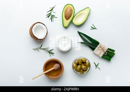 Naturkosmetik Inhaltsstoffe für die Hautpflege-, Körper- und Haarpflege. Goldenen Honig im Glas, Kokos, Avocado und Aloe auf weißem Hintergrund Stockfoto