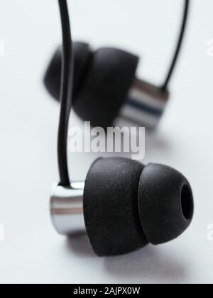 In-Ear Ohrhörer, klein genug, um mit zu schlafen. Stockfoto