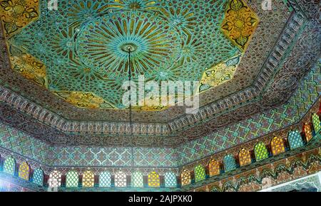 Kunstvoll bemalte Holzdecke im orientalischen Stil, Fes, Marokko Stockfoto