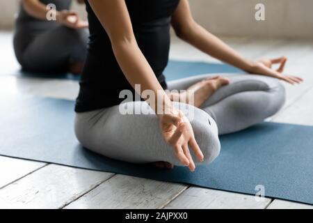 Close up Afrikanische amerikanische Frau Üben Yoga, Lotussitz Stockfoto