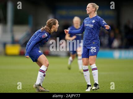 Chelseas Guro Reiten (links) feiert das zweite Ziel ihrer Seite während Super der FA Frauen Liga match Im Cherry Red Records Stadion, London zählen. Stockfoto