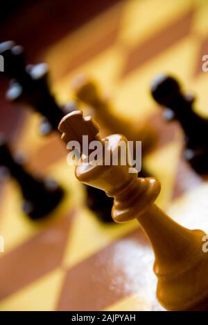 Schwarz und Weiß schach Königen und Bauern auf dem Schachbrett konfrontiert Stockfoto