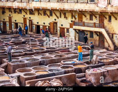 Fes, Marokko - November 12, 2019: Traditionelle Gerberei in alten Medina Stockfoto