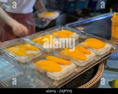 Mango klebriger Reis auf der Straße in Thailand Stockfoto