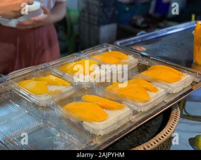 Mango klebriger Reis auf der Straße in Thailand Stockfoto