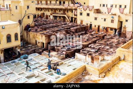 Fes, Marokko - November 12, 2019: Traditionelle Gerberei in alten Medina Stockfoto