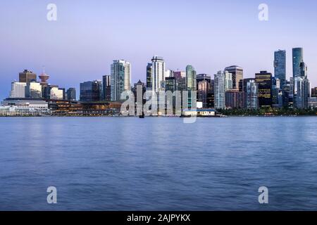 Skyline von Vancouver in der Dämmerung in Vancouver, British Columbia, Kanada. Stockfoto