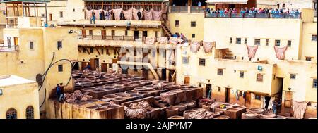 Fes, Marokko - November 12, 2019: Traditionelle Gerberei in alten Medina Stockfoto