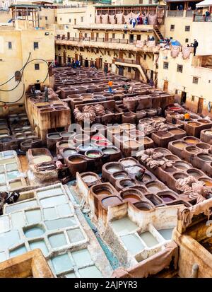 Fes, Marokko - November 12, 2019: Traditionelle Gerberei in alten Medina. Vertikale Stockfoto