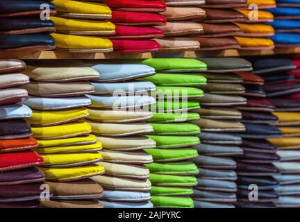 Traditionelle pulsierende marokkanische Hausschuhe - "babouches" auf dem Markt in Fès, Marokko Stockfoto