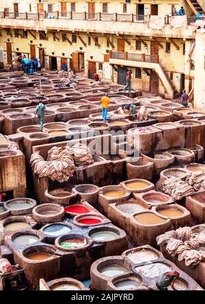 Fes, Marokko - November 12, 2019: Traditionelle Gerberei in alten Medina. Vertikale Stockfoto