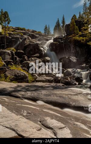 Bassi fällt im Eldorado National Forest, Kalifornien, USA, am Anfang des Sommers von 2019, gesehen aus der Distanz, mit Sierra vegetat Stockfoto