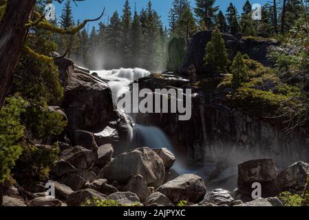 Bassi fällt im Eldorado National Forest, Kalifornien, USA, am Anfang des Sommers von 2019, gesehen aus der Distanz, mit Sierra vegetat Stockfoto