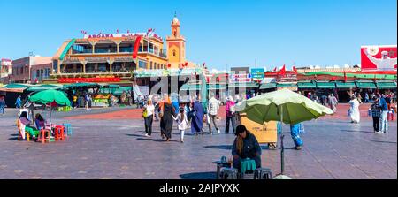 Marrakesch, Marokko - November 15, 2019: Markt in Jamaa El Fna entfernt. Stockfoto